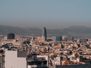 Vista aérea de Barcelona donde emprendedores eligen su epígrafe del IAE al crear su empresa con MiempresaYA