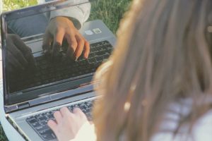 Emprendedor gestionando con MiempresaYA el certificado de denominación social desde su portátil al aire libre