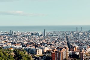 Vista aérea de Barcelona donde MiempresaYA ayuda a definir el domicilio social y fiscal de tu empresa