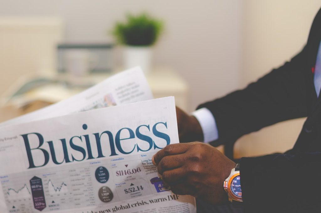 Empresario consultando el sector CNAE 2025 de su negocio con ayuda de MiempresaYA para clasificar su actividad correctamente