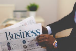 Empresario consultando el sector CNAE 2025 de su negocio con ayuda de MiempresaYA para clasificar su actividad correctamente