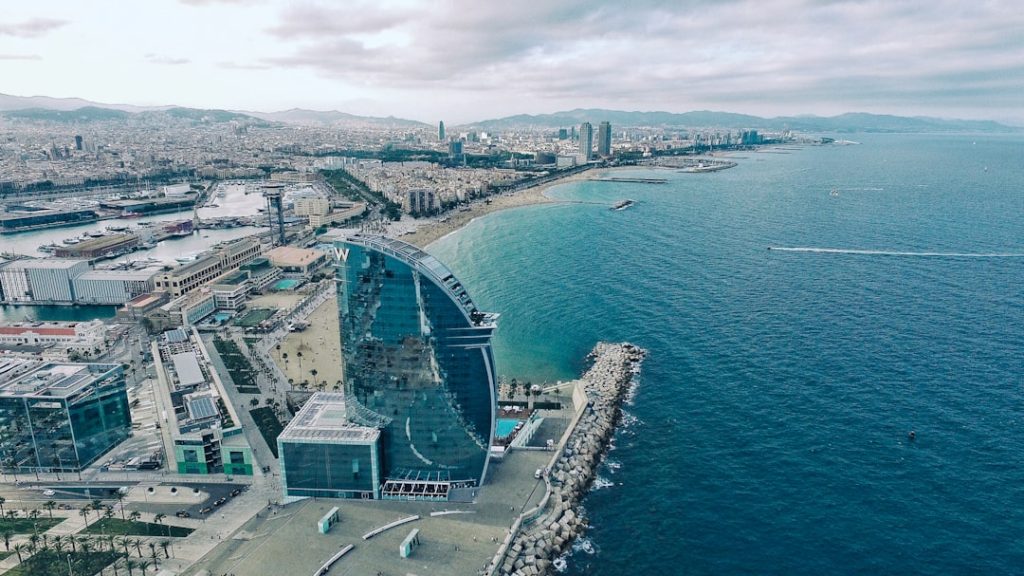 Vista aérea de Barcelona junto al mar, ciudad ideal para constituir tu SL en 48h con MiempresaYA por 190€ + IVA