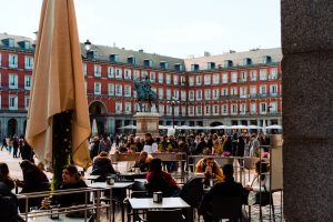 Emprendedores reunidos en la Plaza Mayor de Madrid, donde MiempresaYA ayuda a crear una empresa con trámites ágiles y precios claros