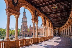 Emprendedor constituye su SL en Sevilla con MiempresaYA frente a la icónica Plaza de España en 48 horas