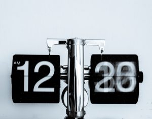Reloj flip mostrando las 12:20 AM, simbolizando el tiempo que tarda constituir una Sociedad Limitada en Málaga con MiempresaYA