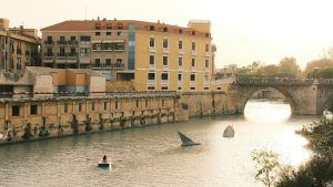 Vista del río Segura en Murcia, ciudad donde MiempresaYA te ayuda a constituir tu SL en 48 horas