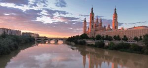 Basílica del Pilar junto al Ebro al atardecer, símbolo de emprendimiento en España con MiempresaYA al crear tu empresa